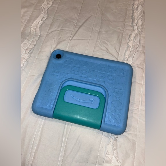 Amazon Kids Tablet with Blue Case - Picture 2 of 4